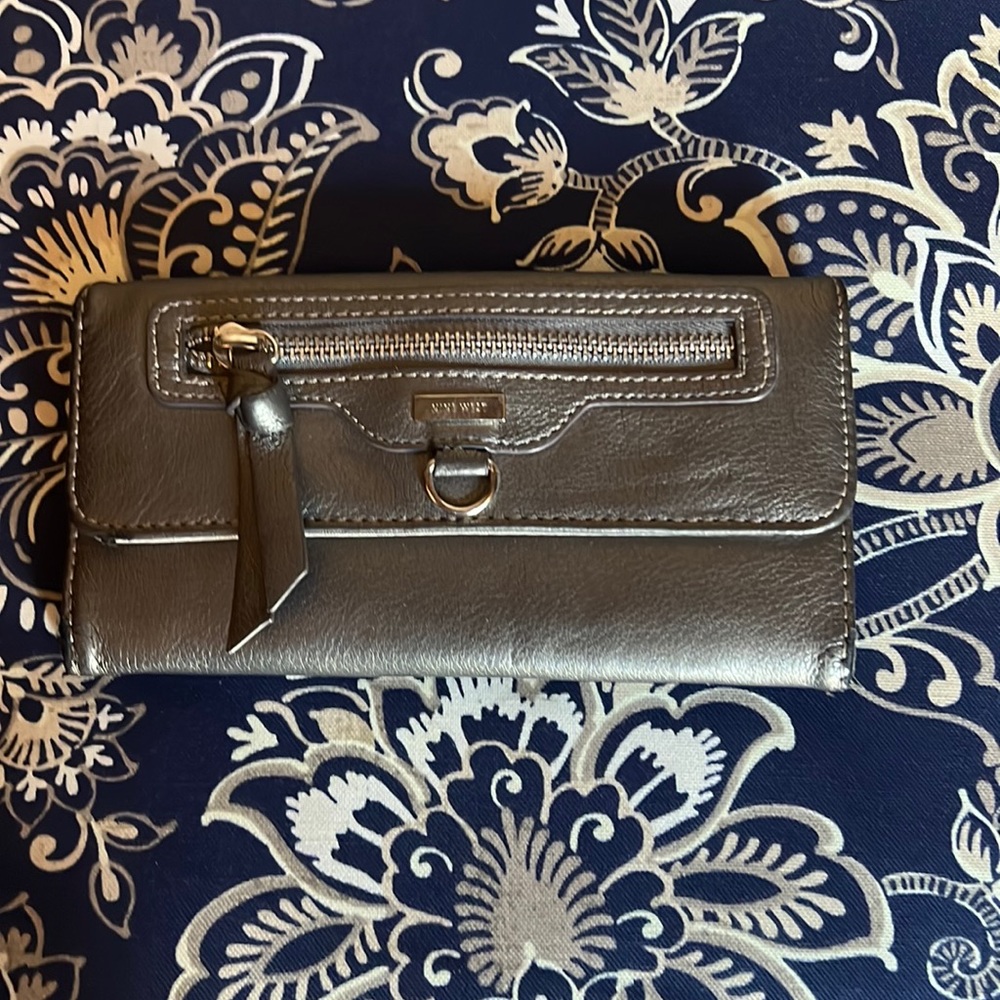 Like new wallet!! Fashionable and roomy!!